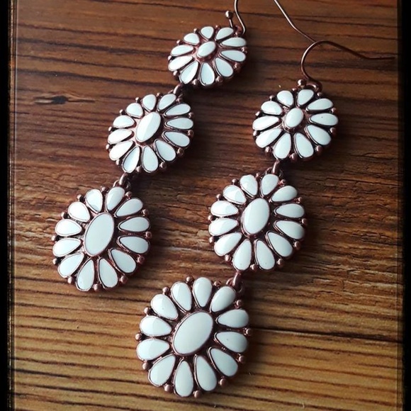 Southwestern Concho Magnesite Epoxy Earrings - Picture 1 of 3